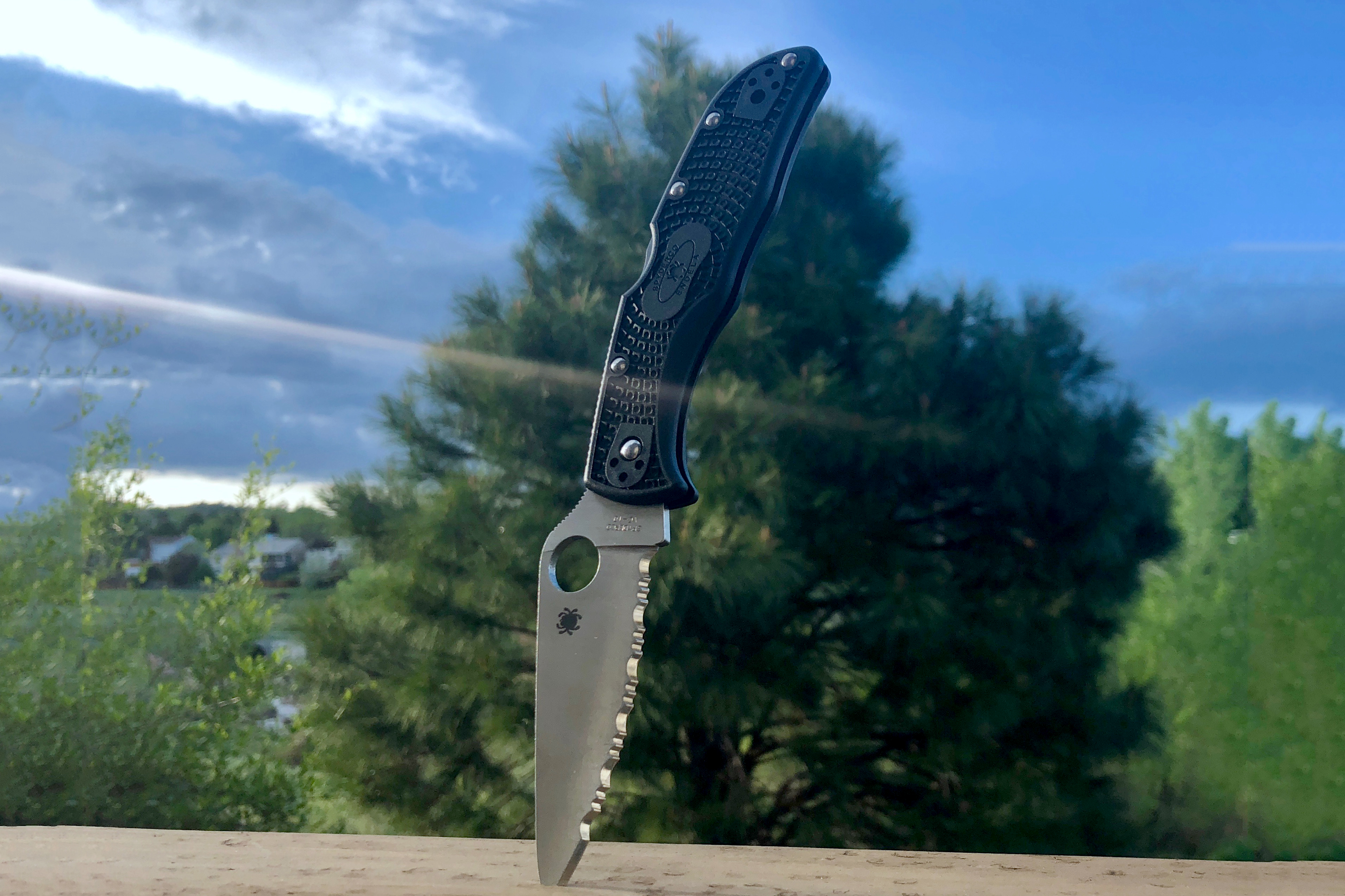 Spyderco Endela Review: A ‘Just Right’ Compromise Between 2 Great Models