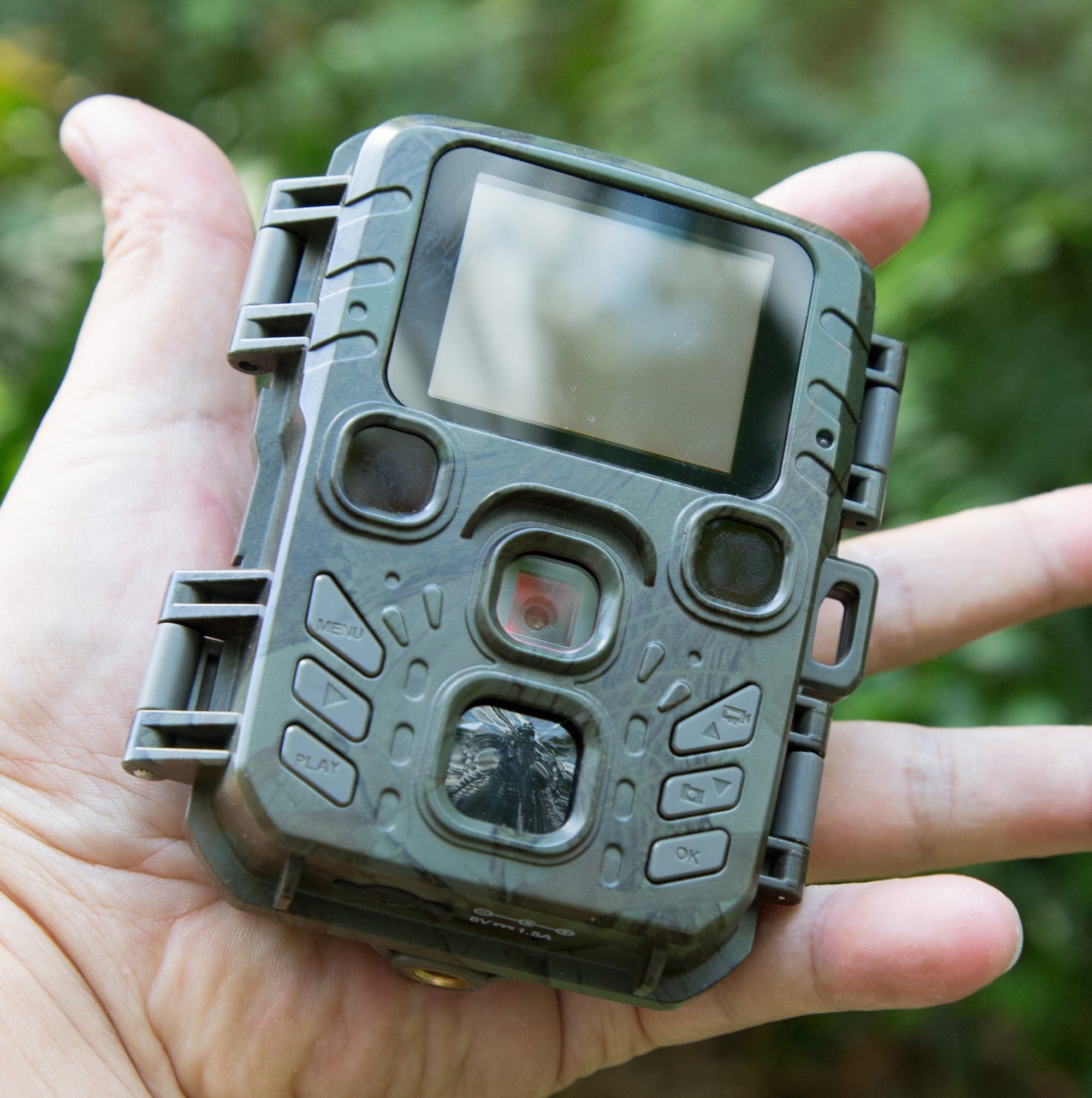 white hand holding out Technaxx TX117 Camera