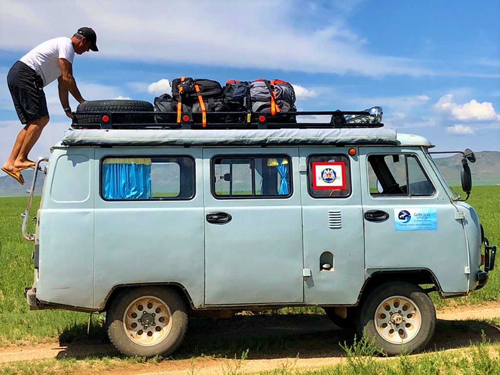 Loading Gear on top of a van with Wraptie tie down straps Loading Gear on top of a van with Wraptie tie down straps