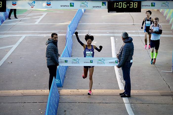 Hitomi Niiya crosses finish line at half marathon