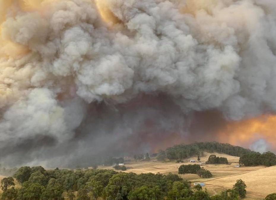 Ski Resort Burns in Australian Bushfires Smoke billowing from the Dunns Road fire Australia