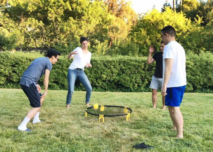 4 people playing spikeball