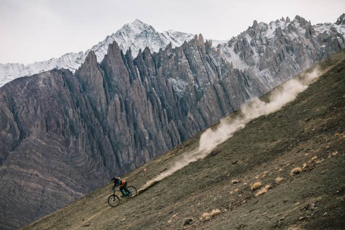 Hannah Bergemann riding fast down gravel mountain