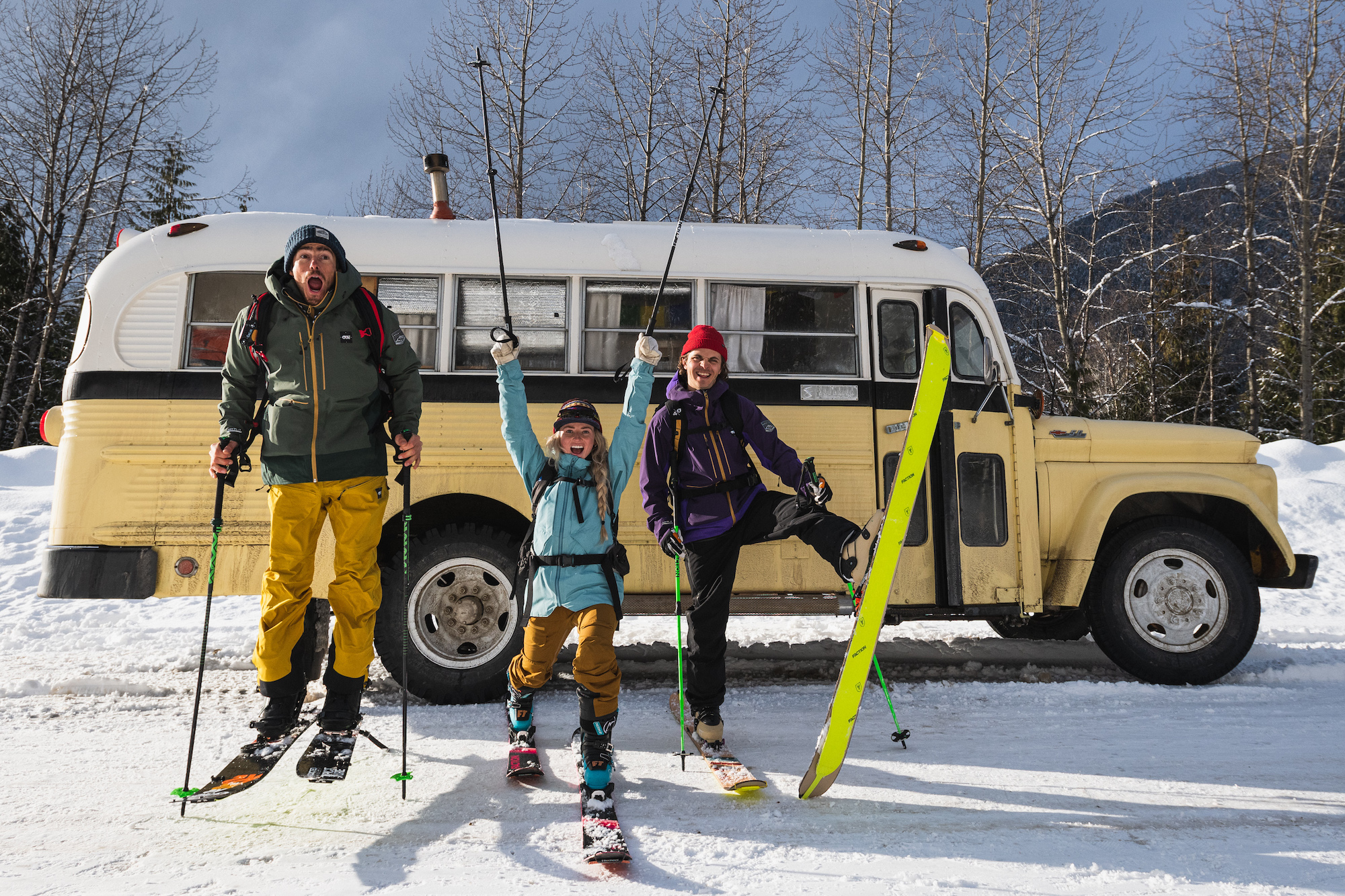 Made in Voyage school bus and skiers