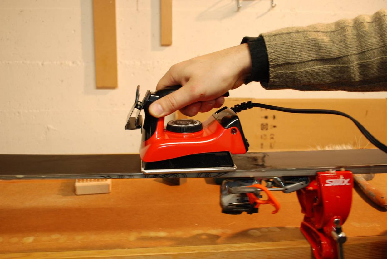 How to Wax Skis StepByStep Guide and the Gear You'll Need GearJunkie