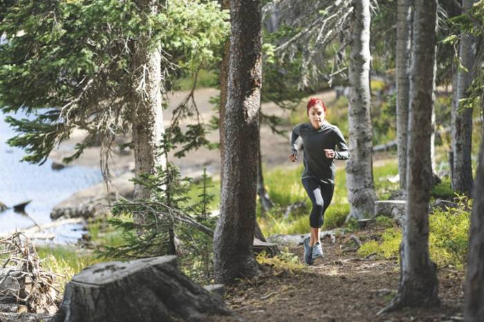 runner wearing altra lone peak shoes