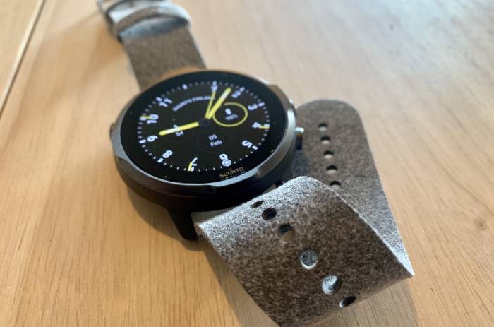 suunto watch strap detail