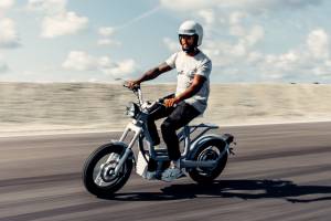 Fresh CAKE: Makka Modular E-Scooter Carries Skis, Boards, and Bikes