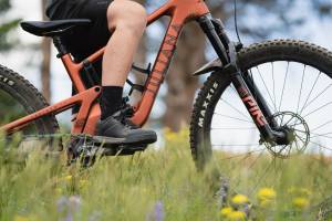 Giro Plays With ‘Mute Foam,’ Releases Latch Flat-Pedal MTB Shoe