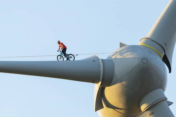Danny MacAskill on a wind turbine in the mtb-stunt film 'Climate Games'.