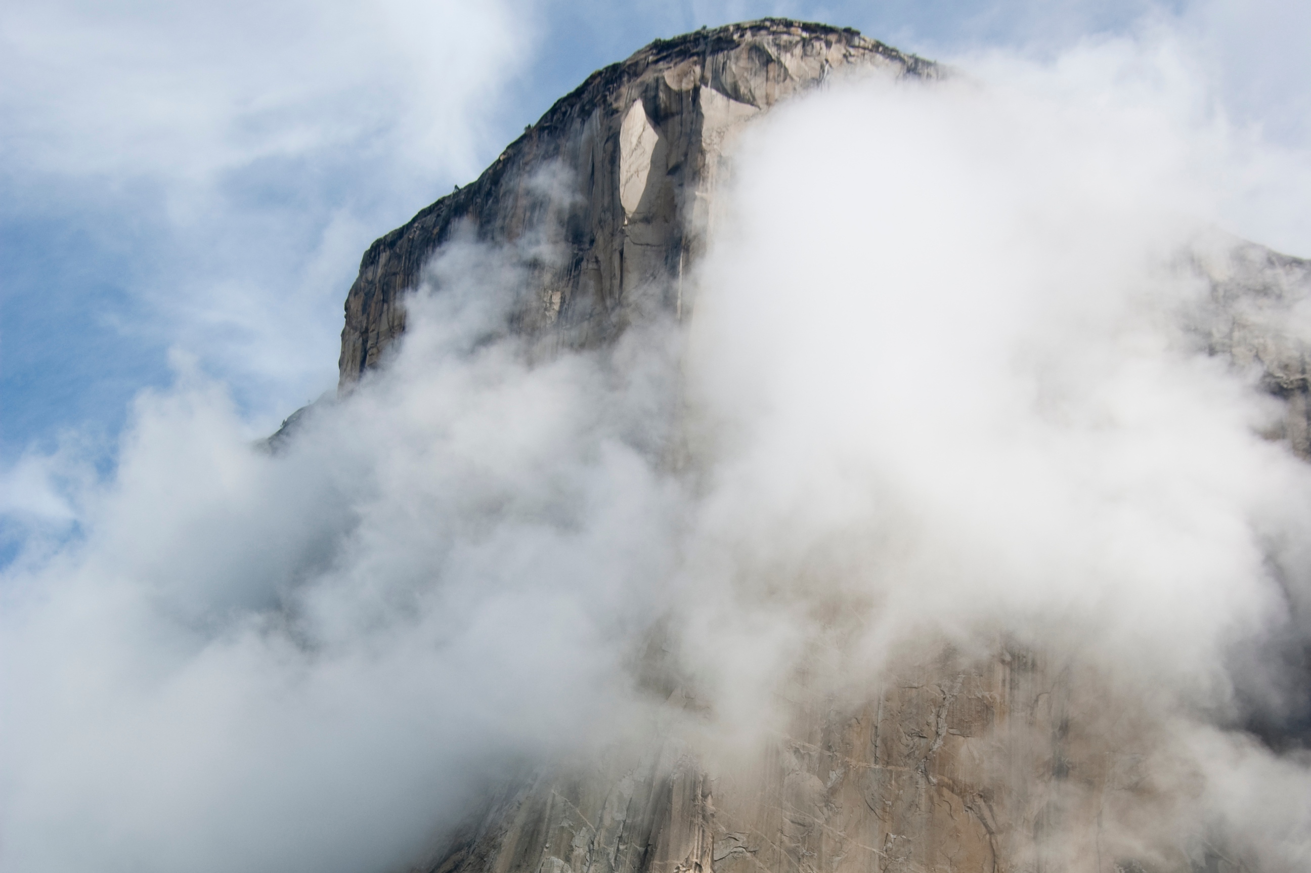 El Capitan, Yosemite NP’s iconic peak, shed a surfboard-sized granite flake in late Nov. 2021; (photo/Shutterstock)