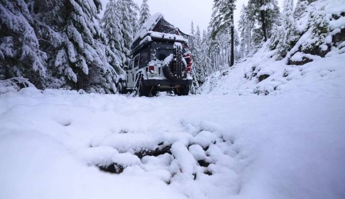 a jeep setup for winter camping in the snow