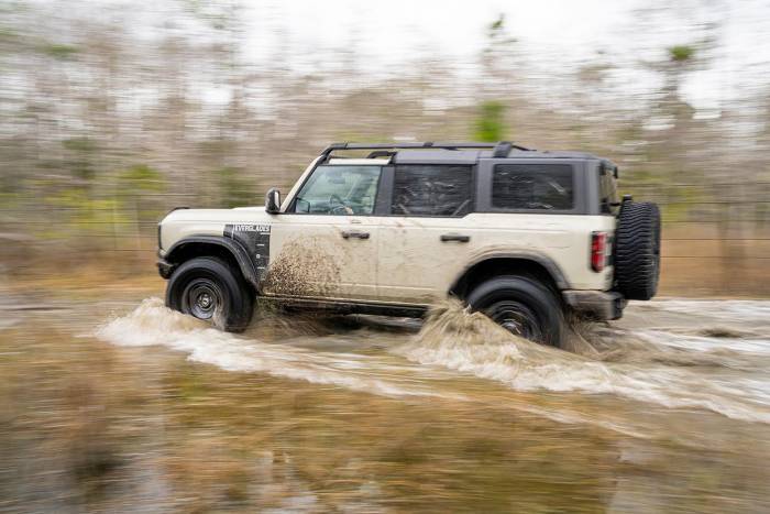 2022 Ford Bronco Everglades - splashing water side