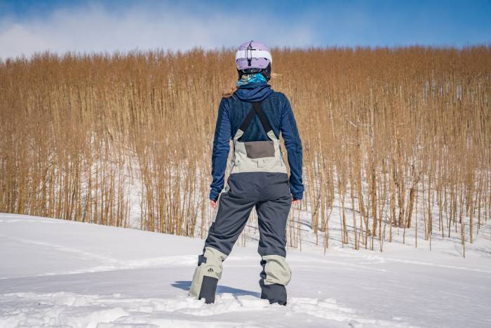 The backside view of the Jones Snowboards Women’s Mountain Surf Bibs. (Photo/Eric Phillips)