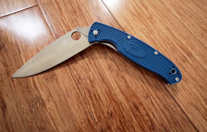Spyderco Resilience Lightweight with G10 handle with blue injection-molded scales