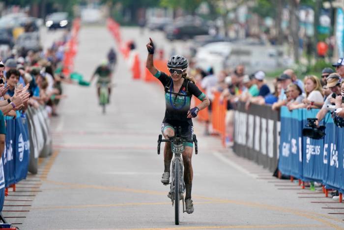 Lauren DeCrescenzo wins the 2021 UNBOUND Gravel