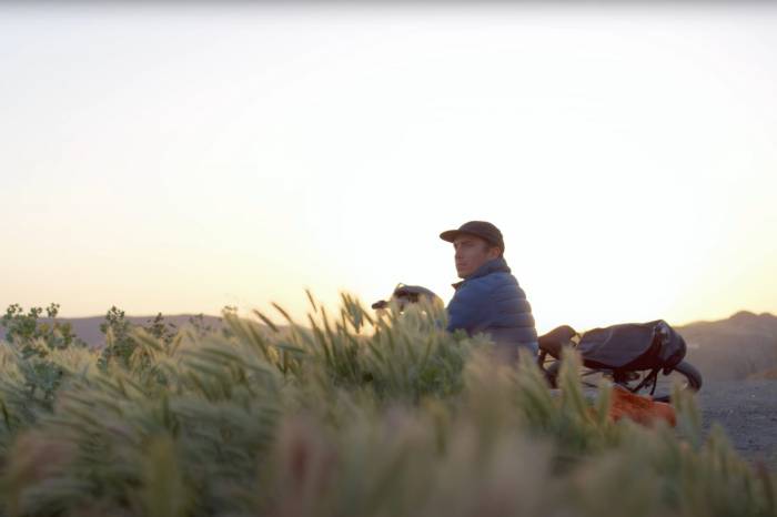 Chris Burkard bikepacking (Screenshot SchwalbeBikeTires YouTube)