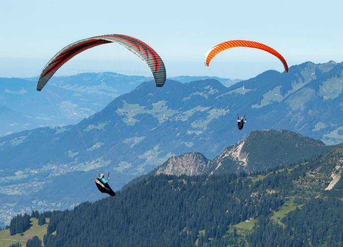 Paragliders fly over European mountains (photo Andrzej Puchta)