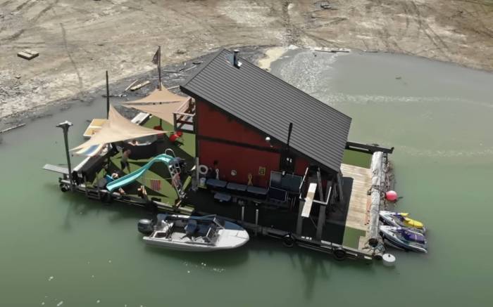 MTV Jibs? Tour This Guy’s Self-Built, On-Lake Floating Cabin