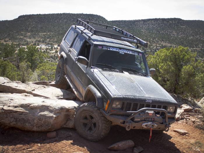 Jeep Cherokee with JCR rock sliders