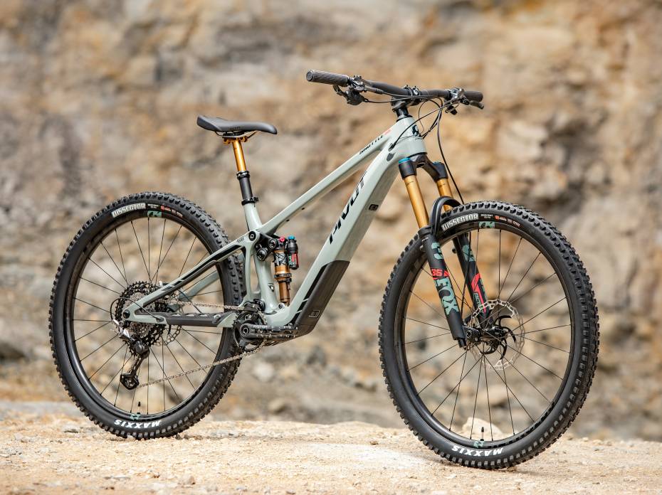 Pivot Shuttle SL: Stealthy E-Bike Weighs as Little as 36.25 Pounds pivot shuttle sl