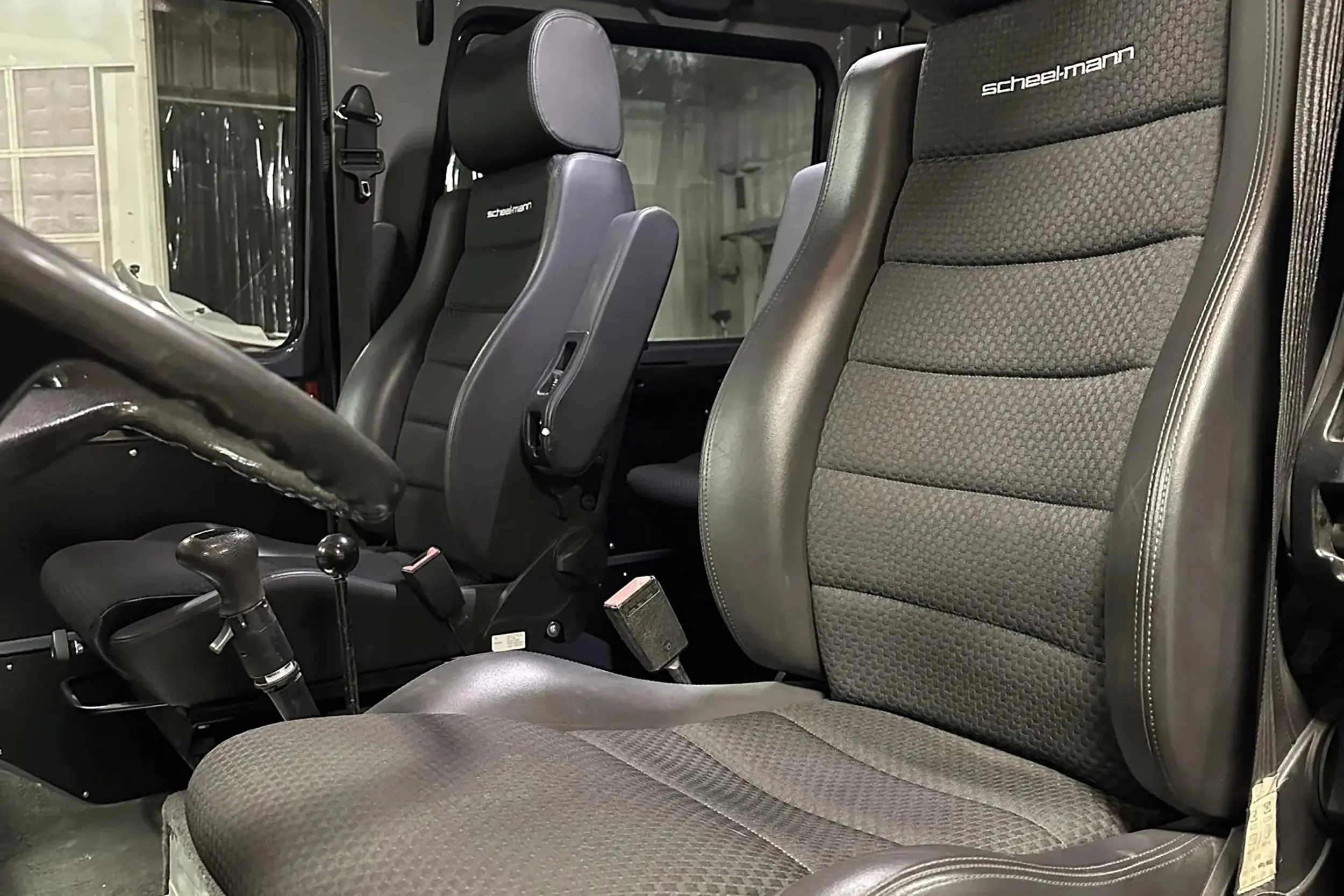 gj-unimog-6 Scheel-Mann Vario F front captain’s chairs