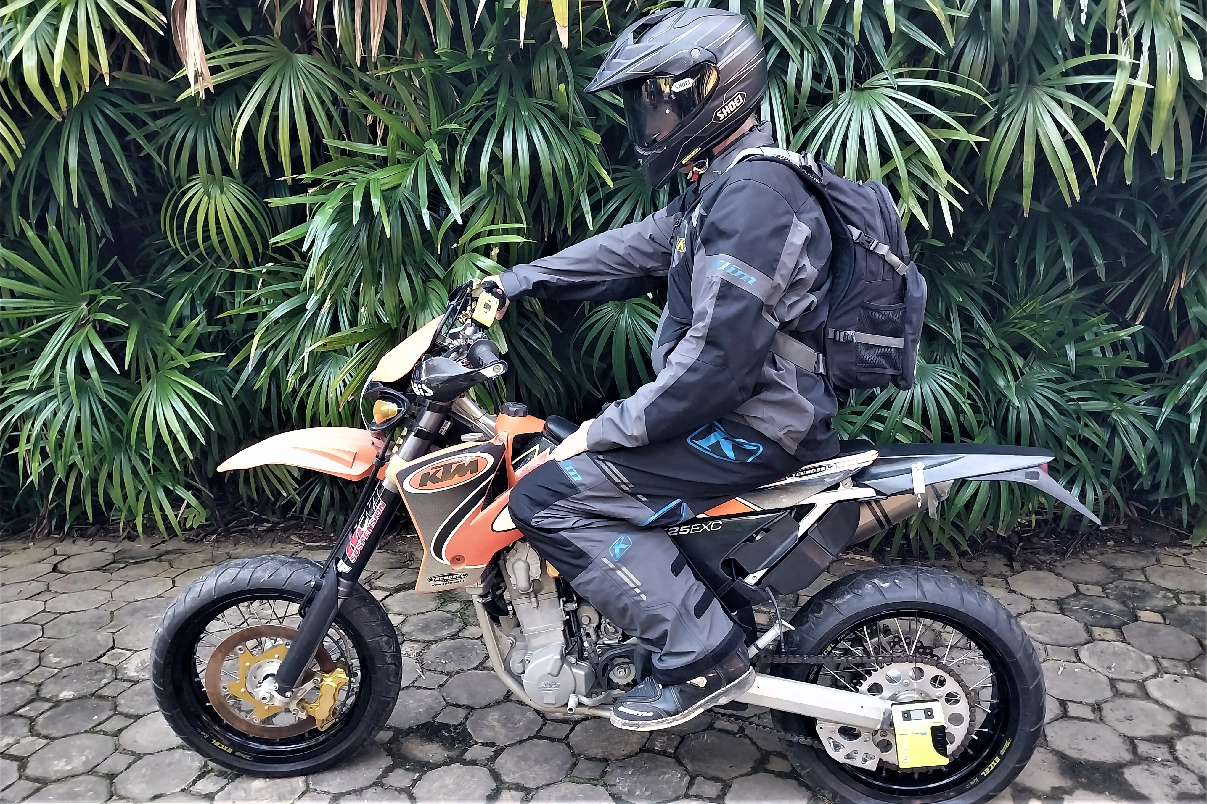 Motool Ultimate Suspension review tool on rear axle and rider on bike