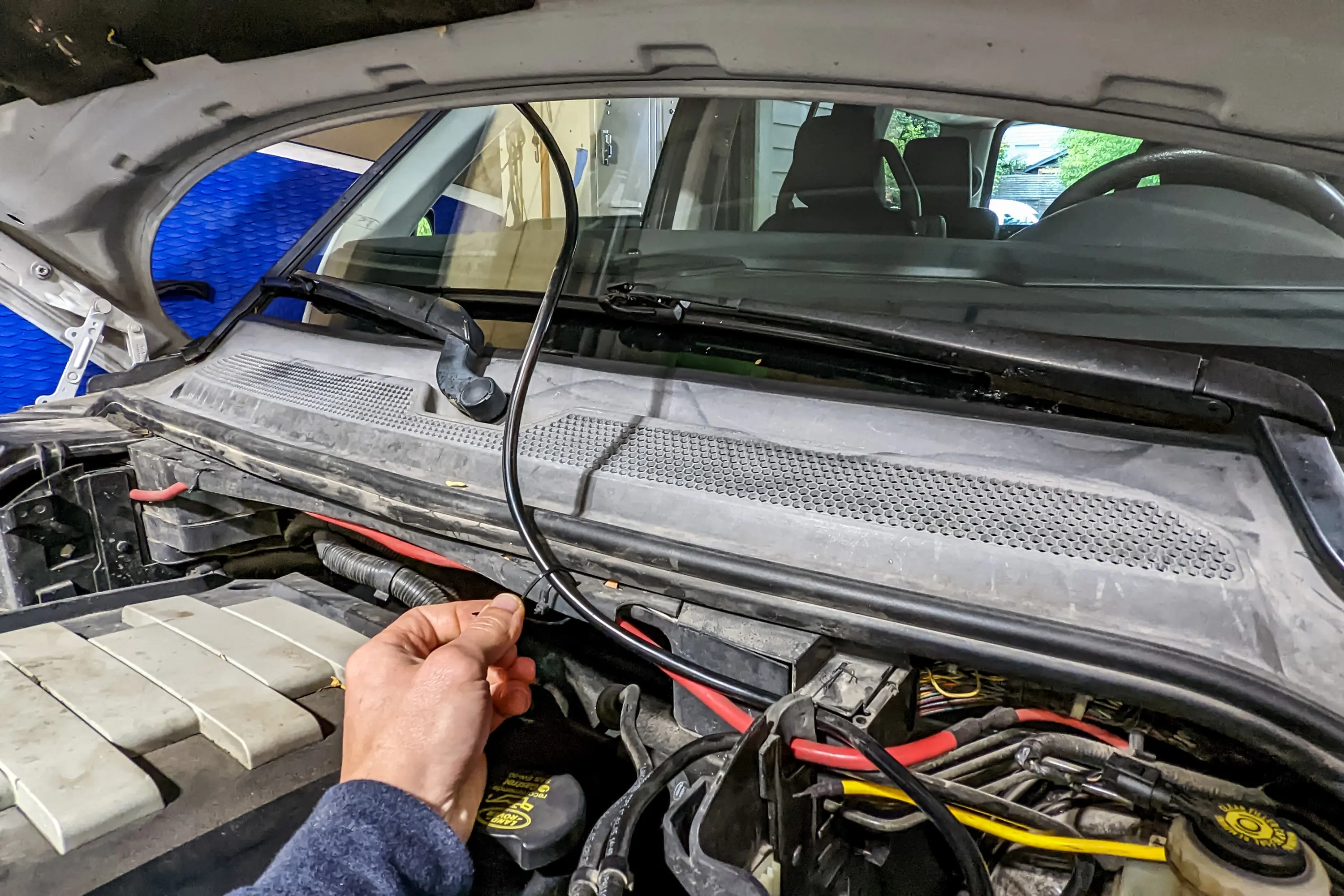 Cascadia 4x4 VSS hood-mounted solar system