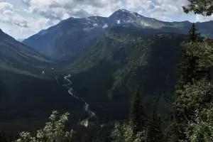 A Guide to Visiting Glacier National Park: Dreamy Mountains, Lakes, and Landscapes Galore