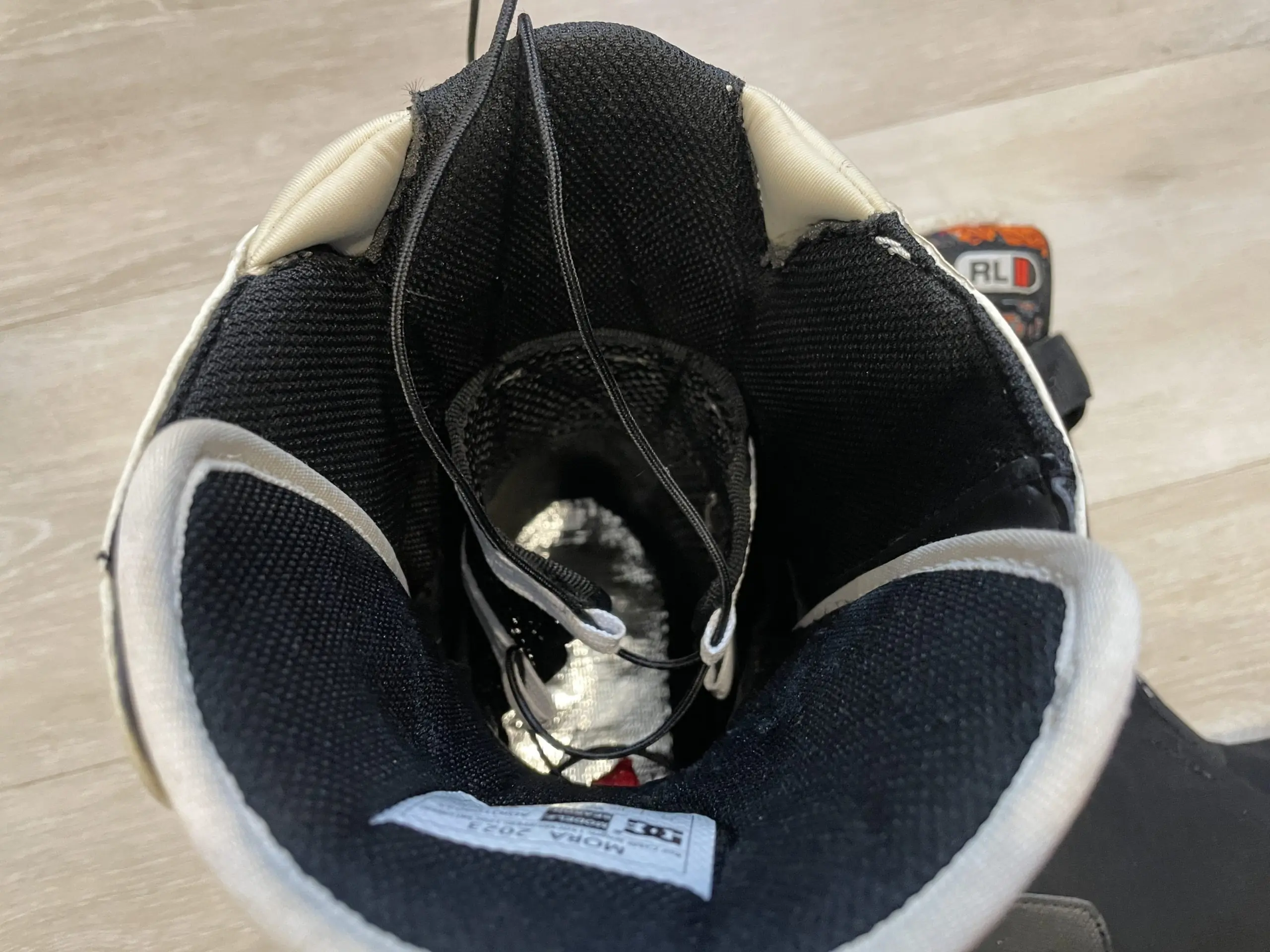 Internal cinching harness in the DC Mora boots