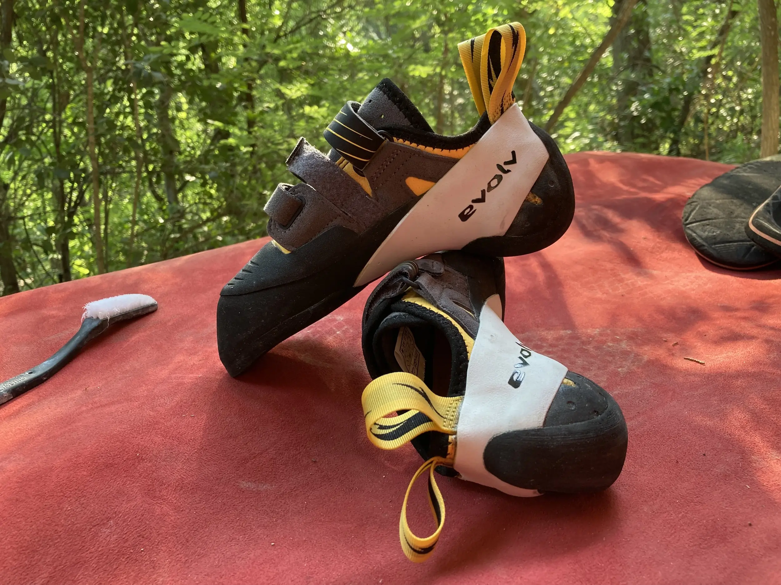 evolv shaman velcro on boulder pad