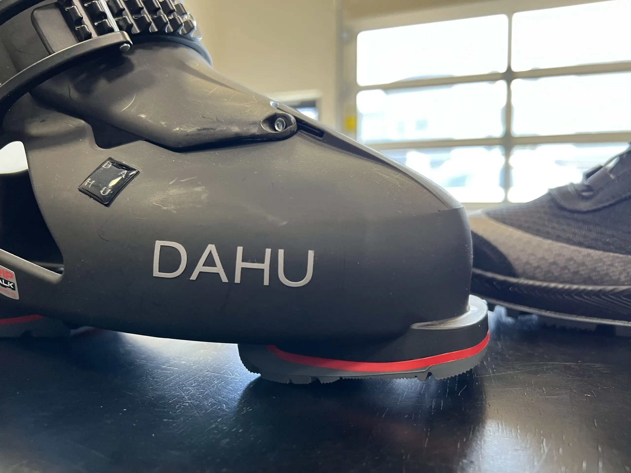 Dahu Écorce 01X shell close-up of front and top