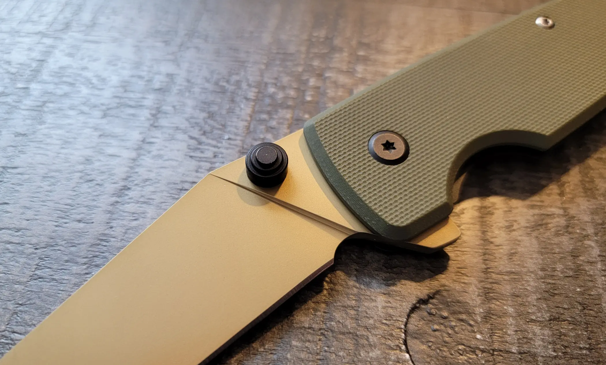 Ontario Epoch Knife thumb studs closeup