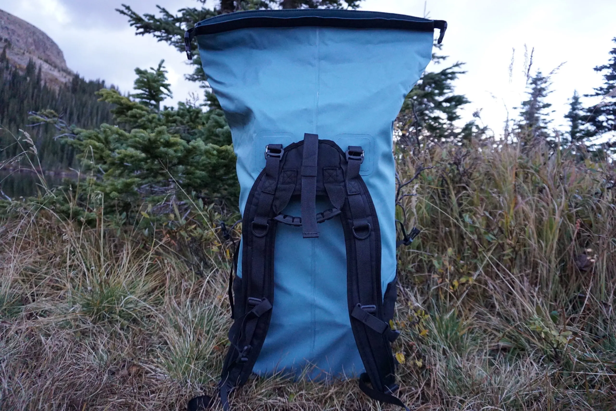 the backpack straps and yoke on the Kokopelli Chasm SUP carry bag on the side of a trail