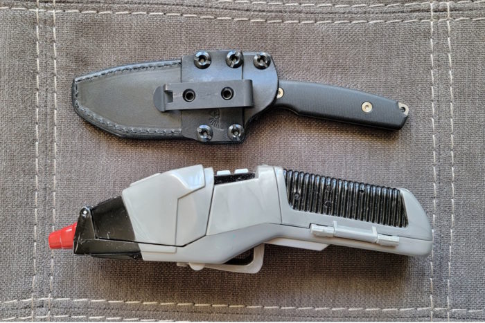 Dreadeye knife and phaser toy