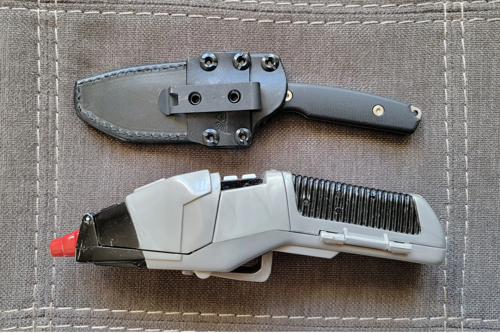 Dreadeye knife and phaser toy