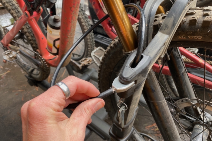 Using the integrated cable lock on the Thule T2 Pro XTR hitch bike rack