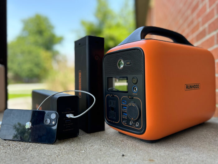 Runhood RALLYE 600 Pro power station with batteries and attachments