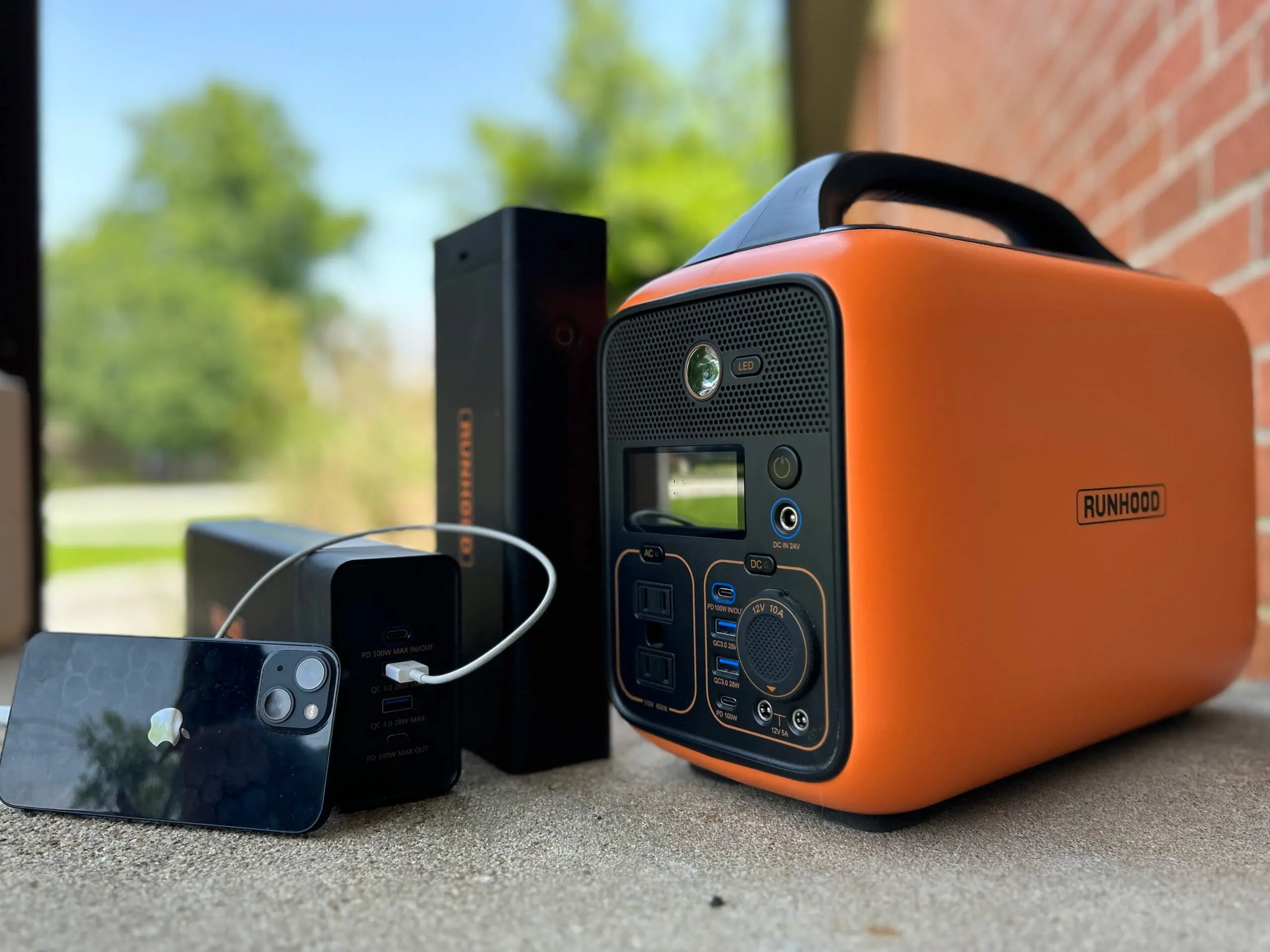 Runhood RALLYE 600 Pro power station with batteries and attachments