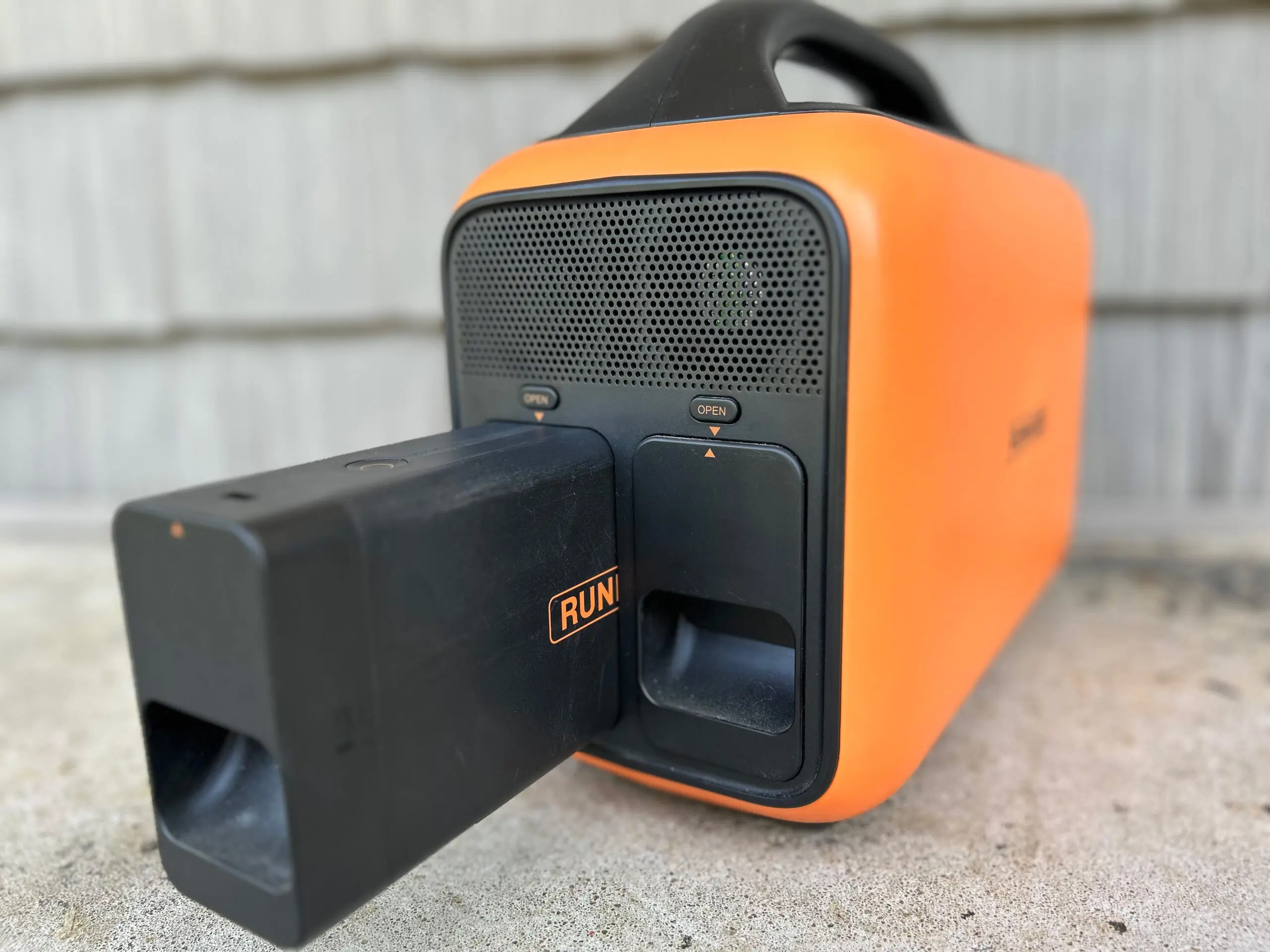 RALLYE 600 Pro power station with battery popped out