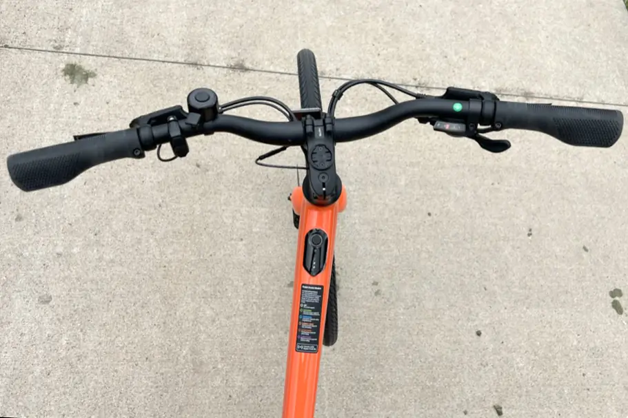 The controls on the Velotric Thuder 1 ST bike are simple and unobtrusive