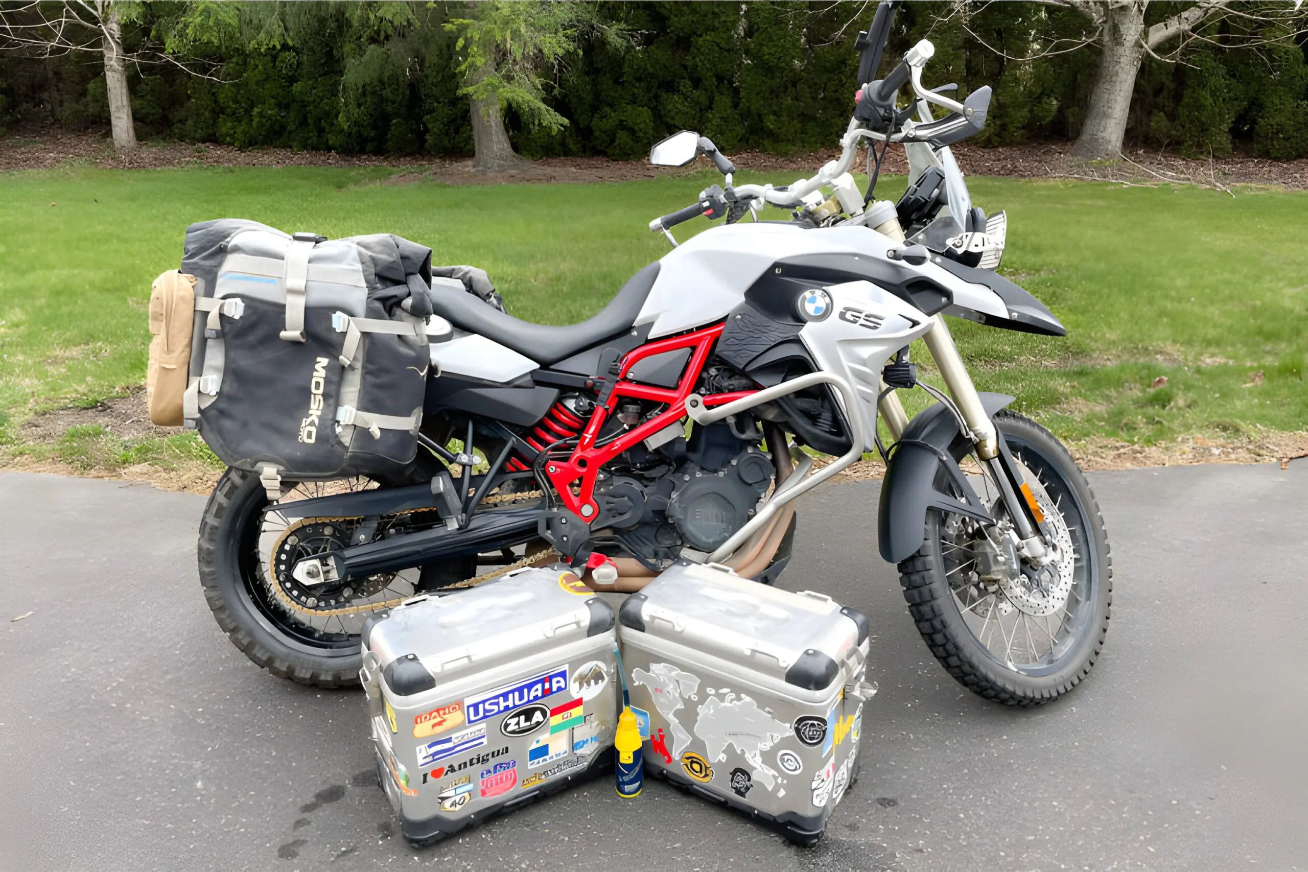 A set of soft Mosko Moto Backcountry Panniers replaced hard cases on the rack