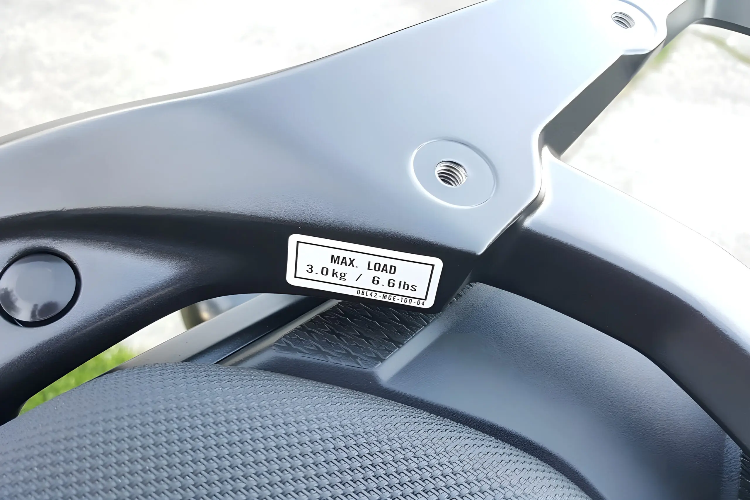 Max. load warning sticker on the rear luggage rack