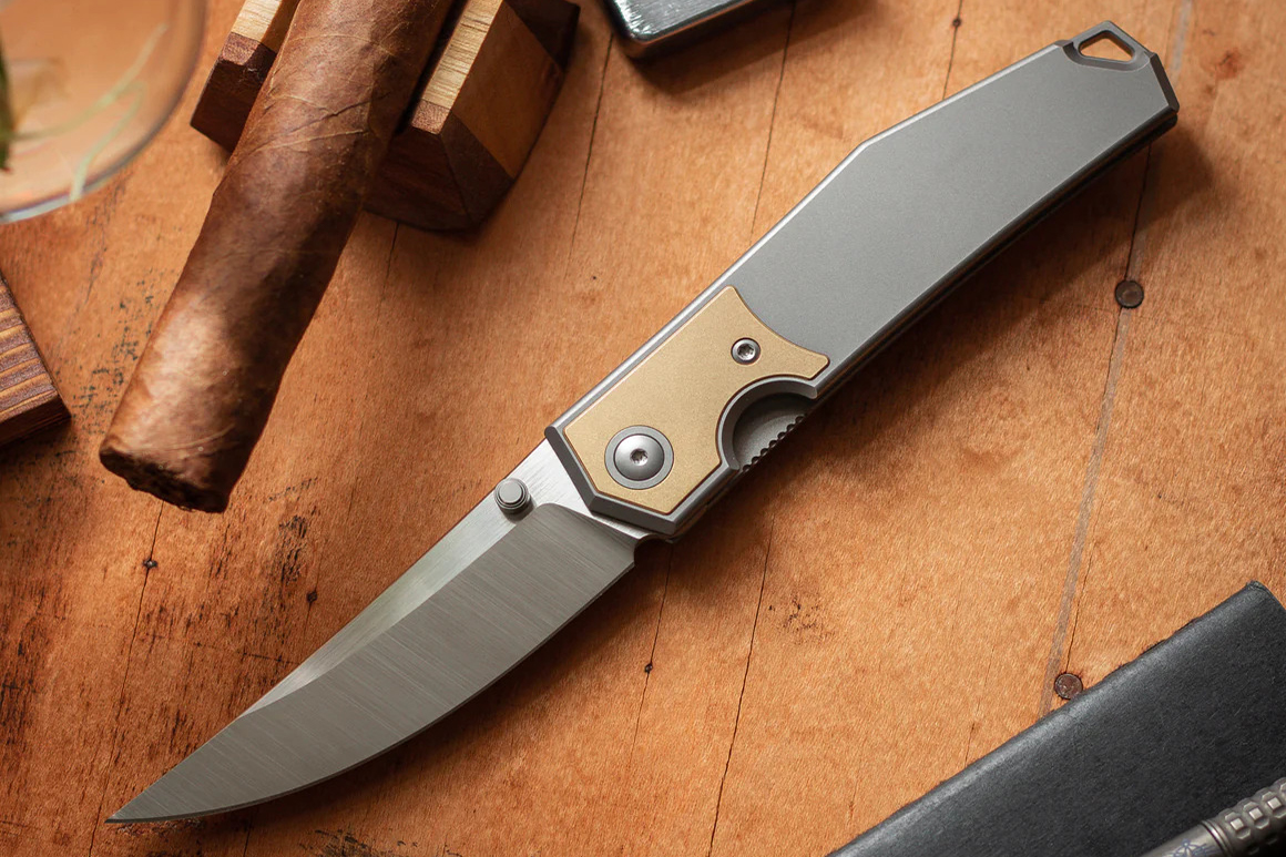 GiantMouse GMX knife on wood table