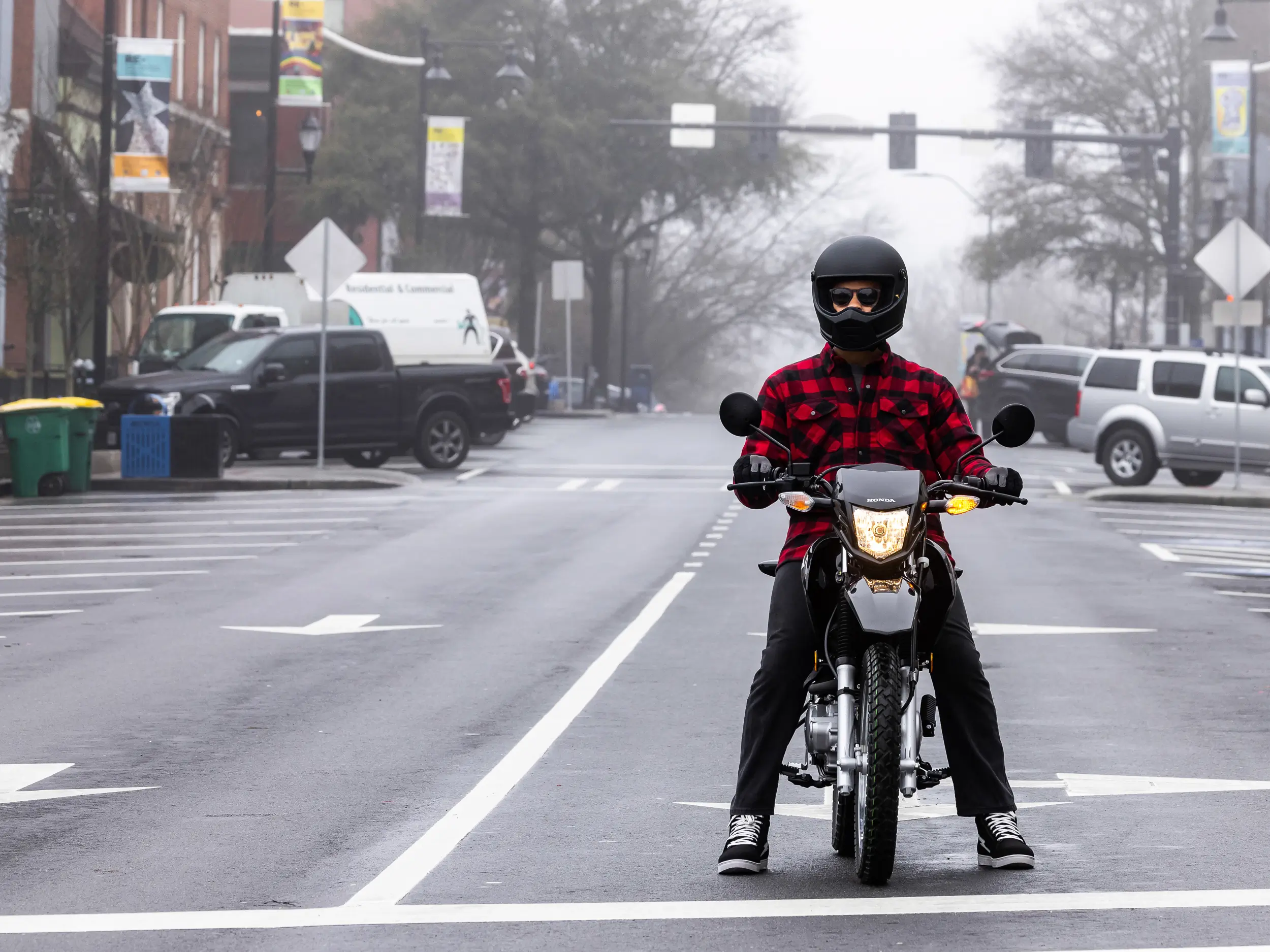 the 2023 Honda XR150L in the city