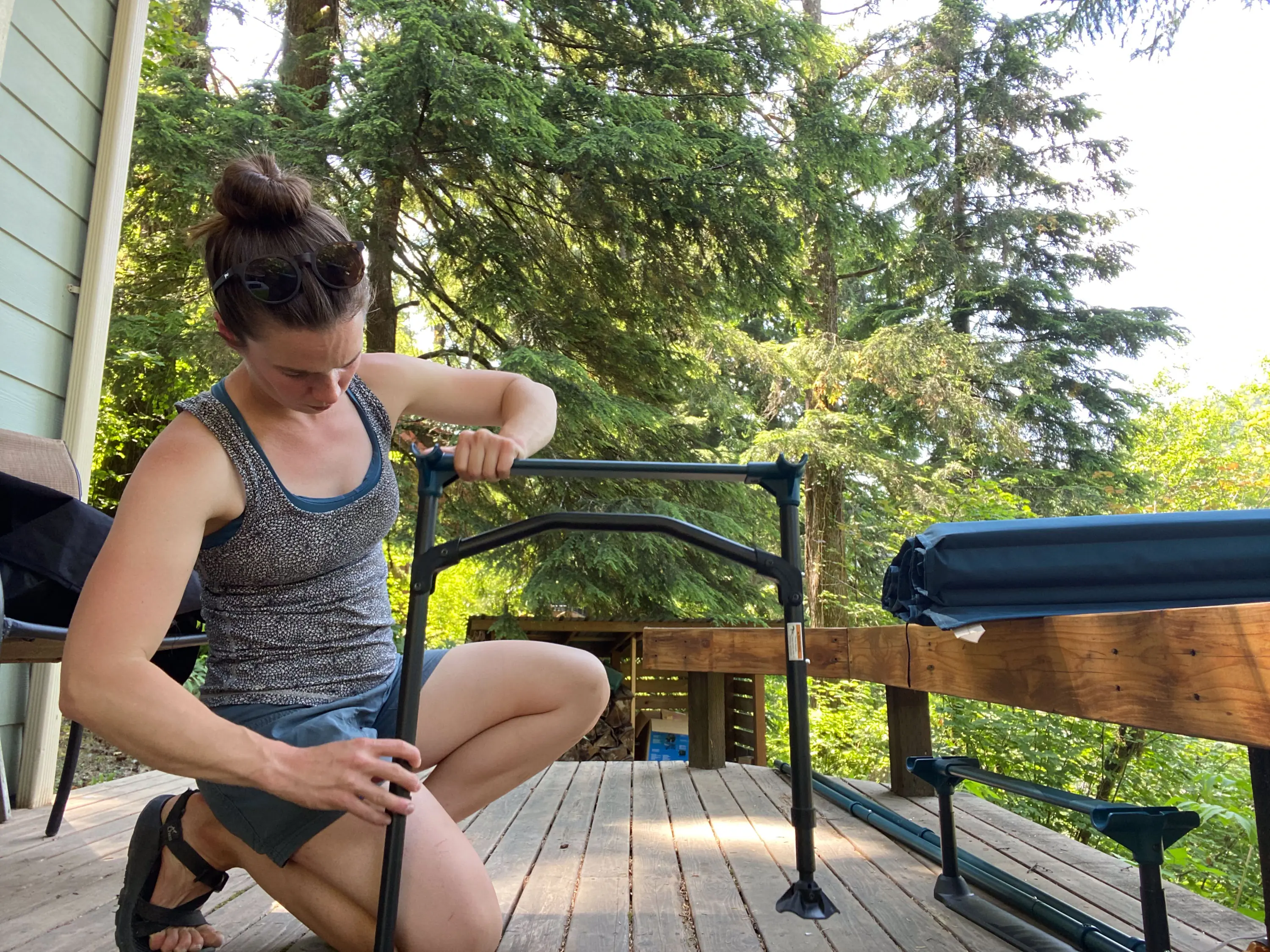 Tester Assembling REI Co-op Trailgate Cot Legs