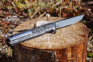 Tekto F2 Bravo knife on a stump