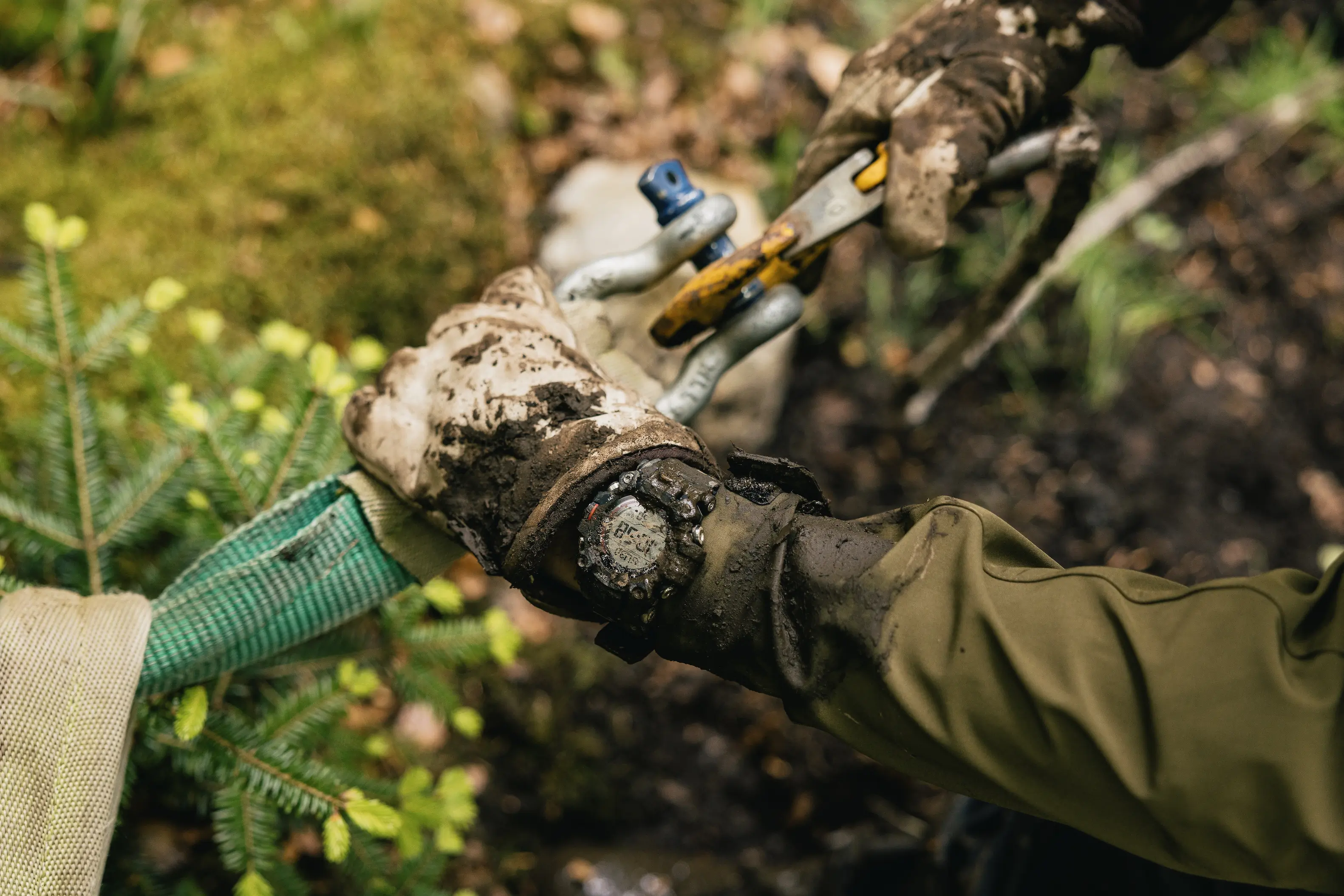 A worker get dirty in the MUDMAN GW-9500.