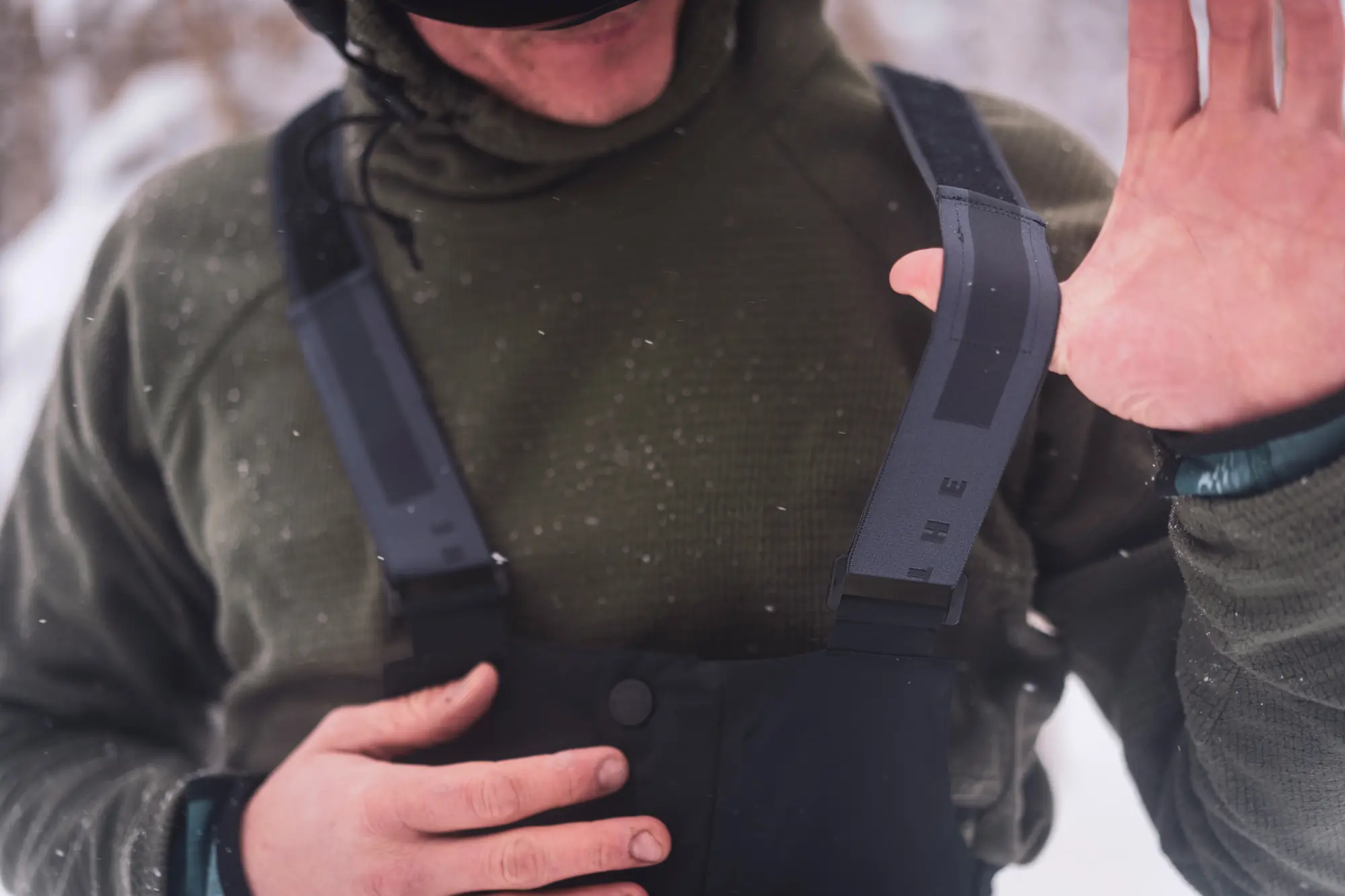 wide elastic suspender strap on ski bibs 