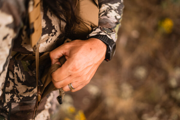 hunter adjusting his rfile sling